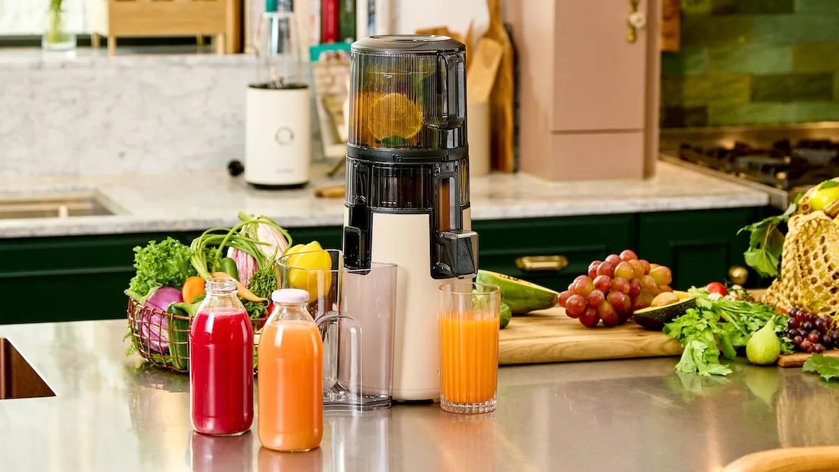 Bouteilles de jus rouge et orange fraîchement pressées dans une cuisine