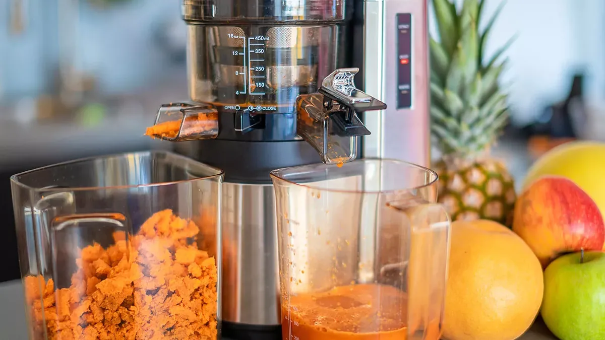 Extracteur de jus vertical en inox avec pulpe de carotte et verre gradue de mesure