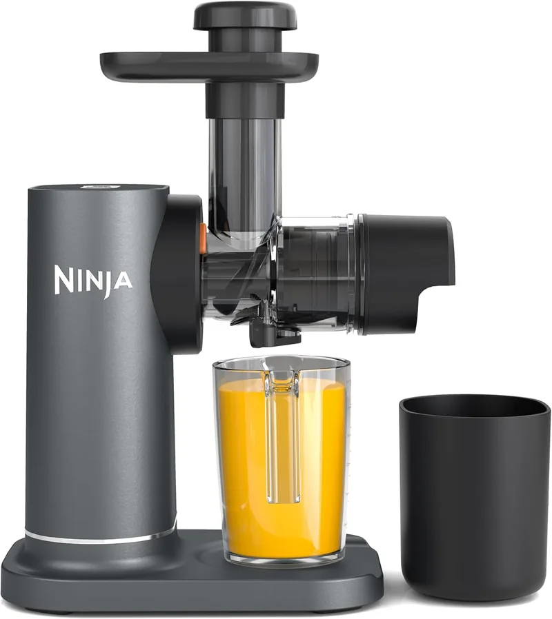 Extracteur de jus a pression a froid Ninja JC151EU gris avec sa carafe de 700 ml remplie de jus d'orange